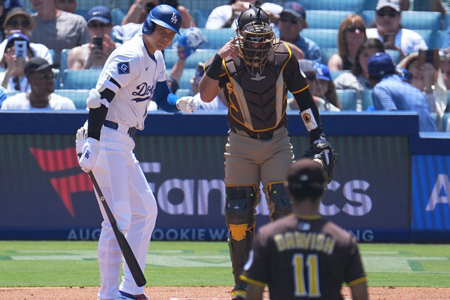 パドレスのダルビッシュ有（手前）に会釈するドジャース・大谷翔平【写真：イワモトアキト】