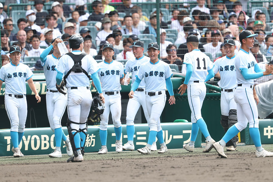 山梨学院ナイン【写真：加治屋友輝】