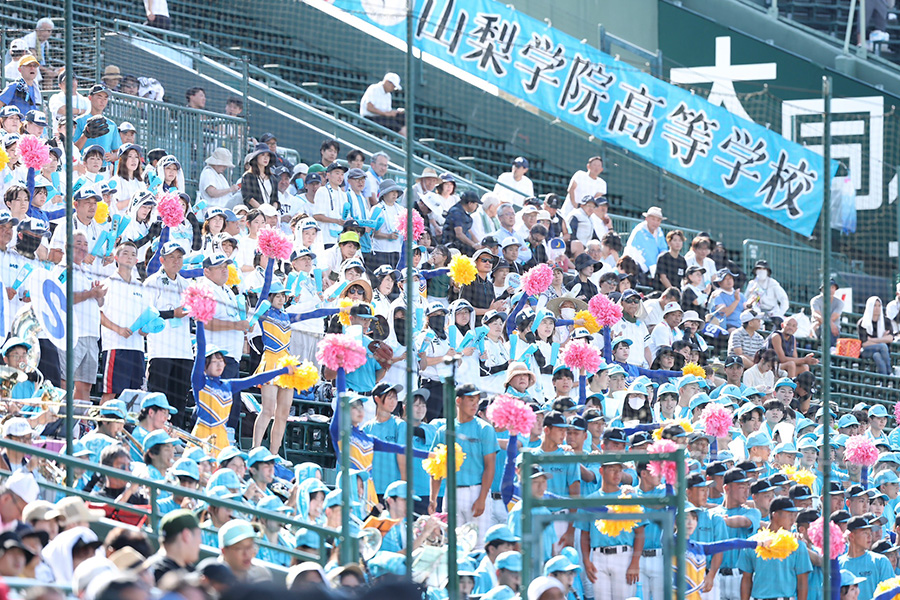 応援に駆け付けた山梨学院スタンド【写真：加治屋友輝】