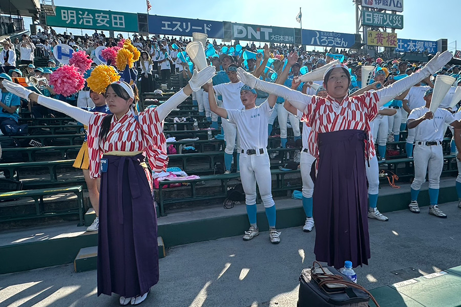 袴を着た山梨学院の女性応援リーダー【写真：編集部】