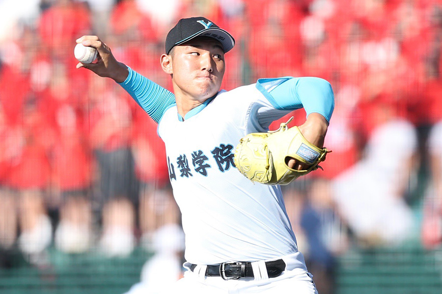 京都国際戦に登板した山梨学院・菰田陽生【写真：加治屋友輝】