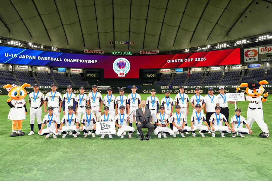 準優勝に輝いた旭川大雪ボーイズ【写真：小林靖】