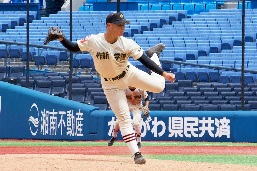 ゆったりとしたフォームからボールを投げ込む【写真：磯田健太郎】