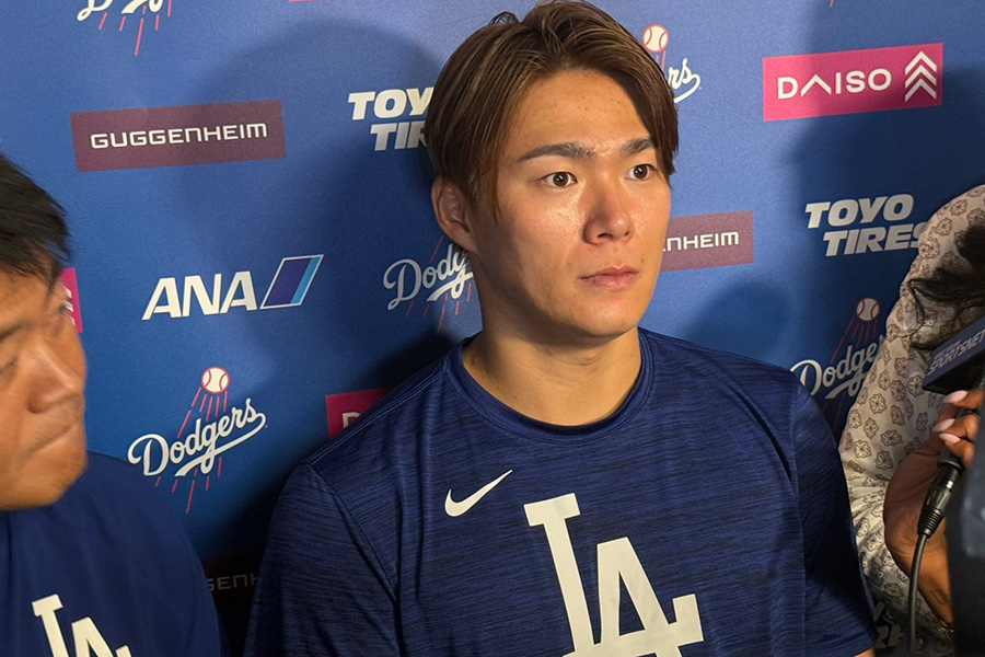 試合後、取材に応じるドジャース・山本由伸【写真：上野明洸】