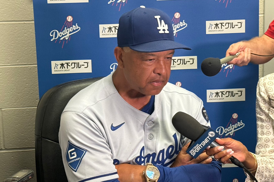 試合後、取材に応じたドジャースのデーブ・ロバーツ監督【写真：上野明洸】