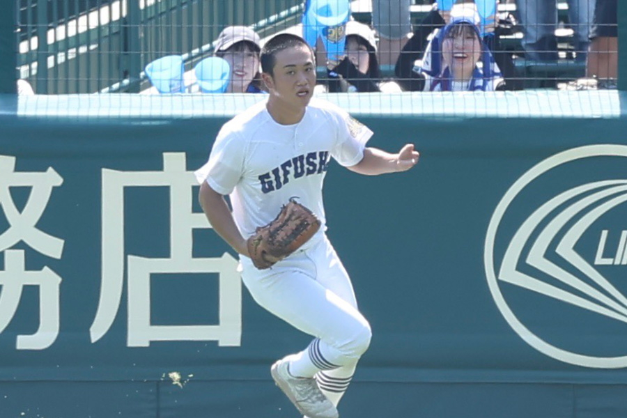 横浜戦で好守を見せた県岐阜商・横山温大【写真：加治屋友輝】