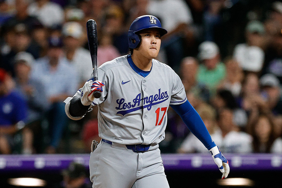 ロッキーズ戦に出場し、ベンチに下がるドジャース・大谷翔平【写真：ロイター】