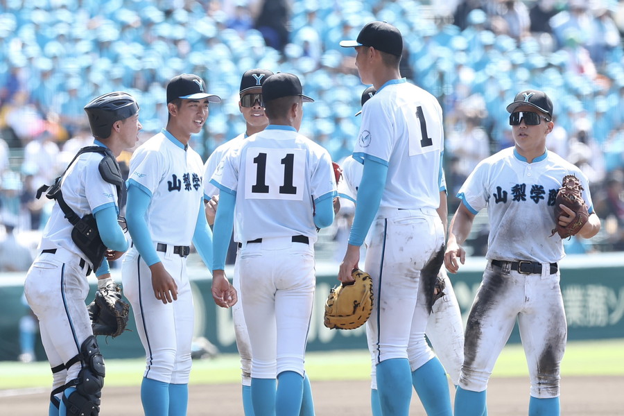 山梨学院のナイン【写真：加治屋友輝】