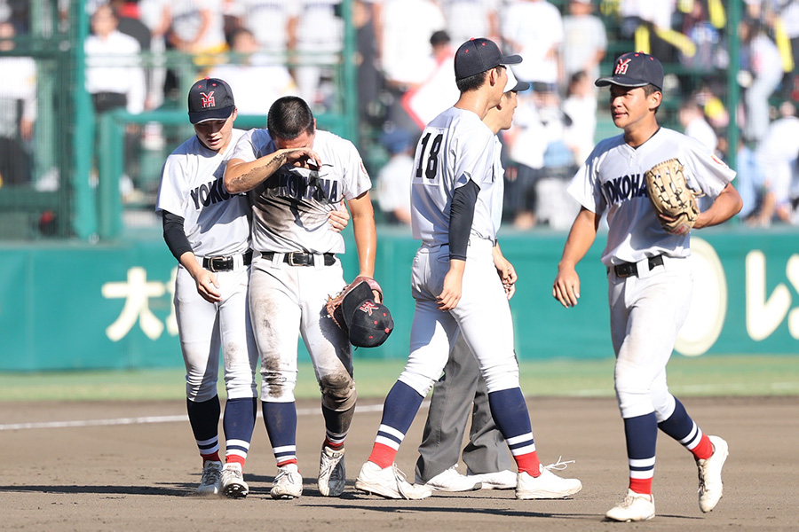 県岐阜商に敗れた横浜ナイン【写真：加治屋友輝】