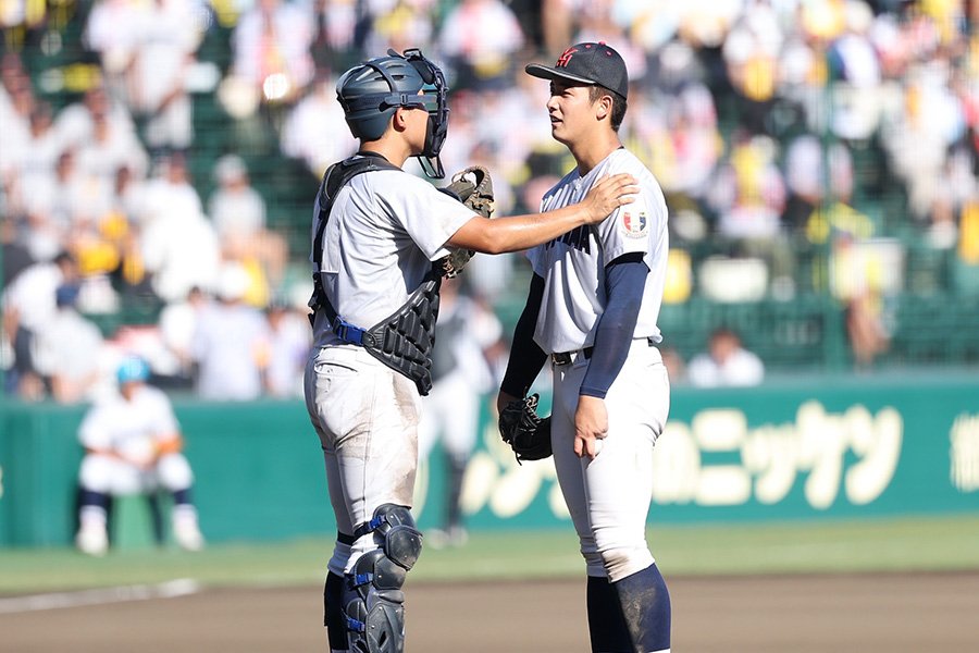 ピンチの場面で一息つく横浜バッテリー【写真：加治屋友輝】