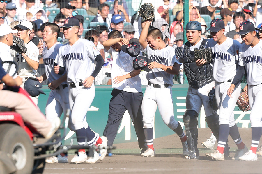 甲子園から引き上げる横浜ナイン【写真:加治屋友輝】