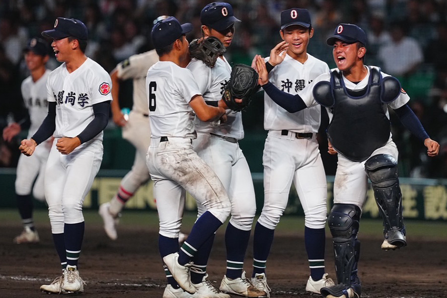 準決勝に進出した沖縄尚学ナイン【写真：荒川祐史】