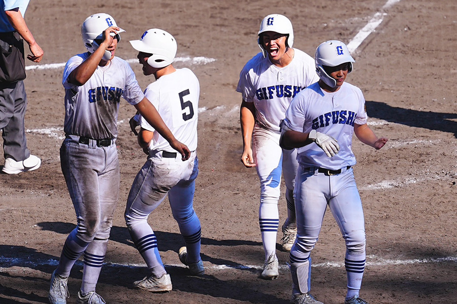 横浜を下し準決勝に進出した県岐阜商ナイン【写真：加治屋友輝】