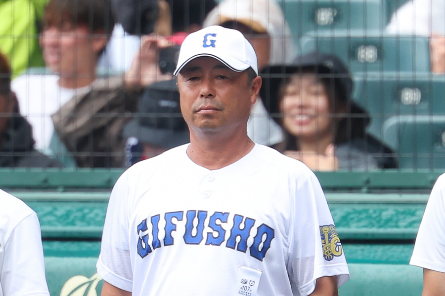 県岐阜商・藤井潤作監督【写真：加治屋友輝】