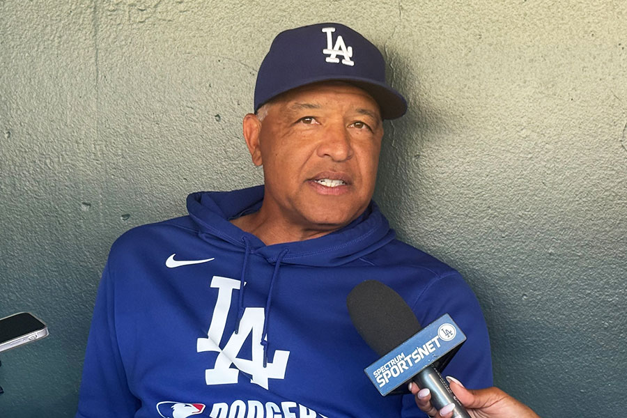 試合前取材に応じたドジャースのデーブ・ロバーツ監督【写真：上野明洸】 