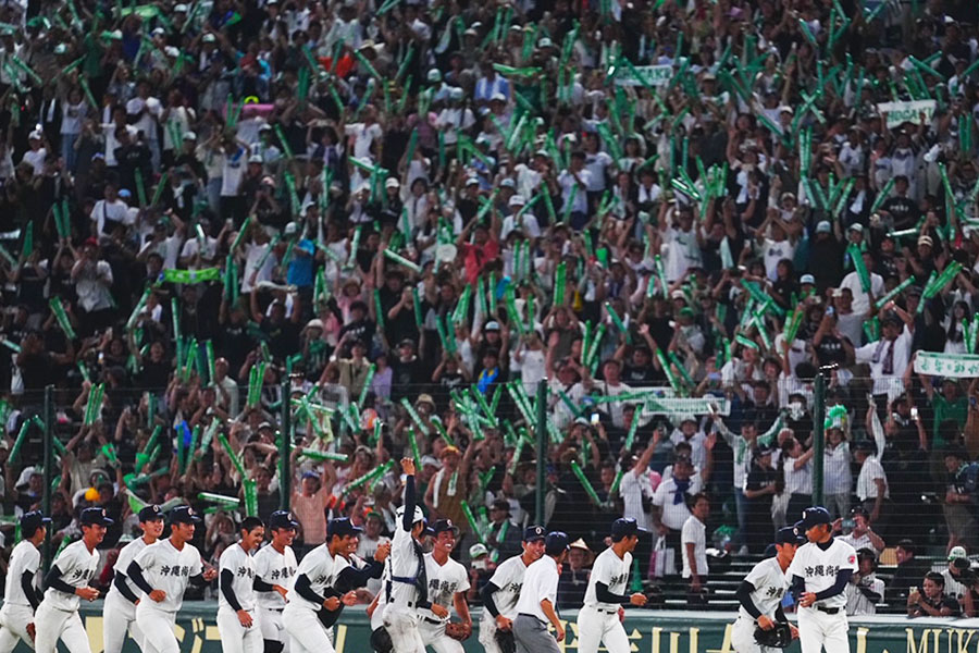 勝利に湧く沖縄尚学アルプス【写真：荒川祐史】