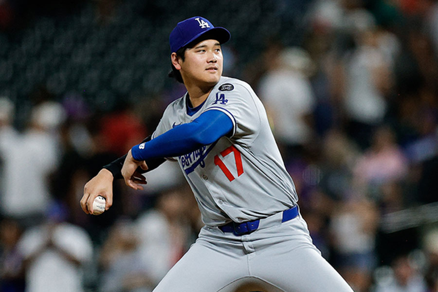 21日の登板に備えマウンドを確認するドジャース・大谷翔平【写真：ロイター】