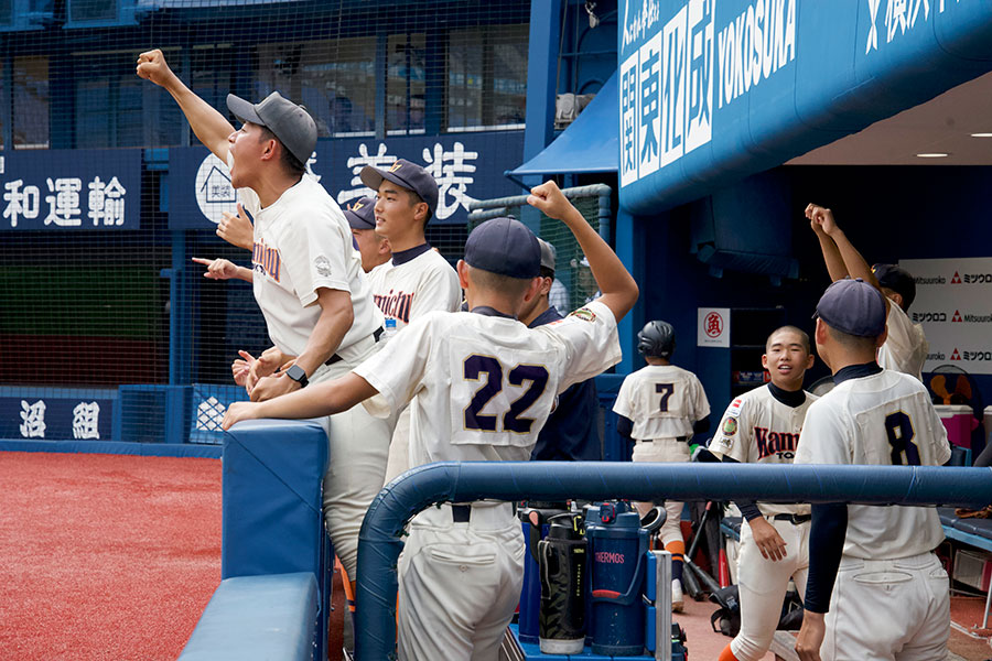 声援を送る上一色中ベンチ【写真：磯田健太郎】