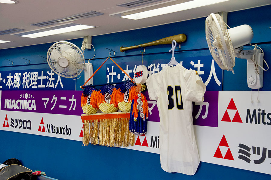 ベンチには西尾氏のユニホームが飾られた【写真：磯田健太郎】