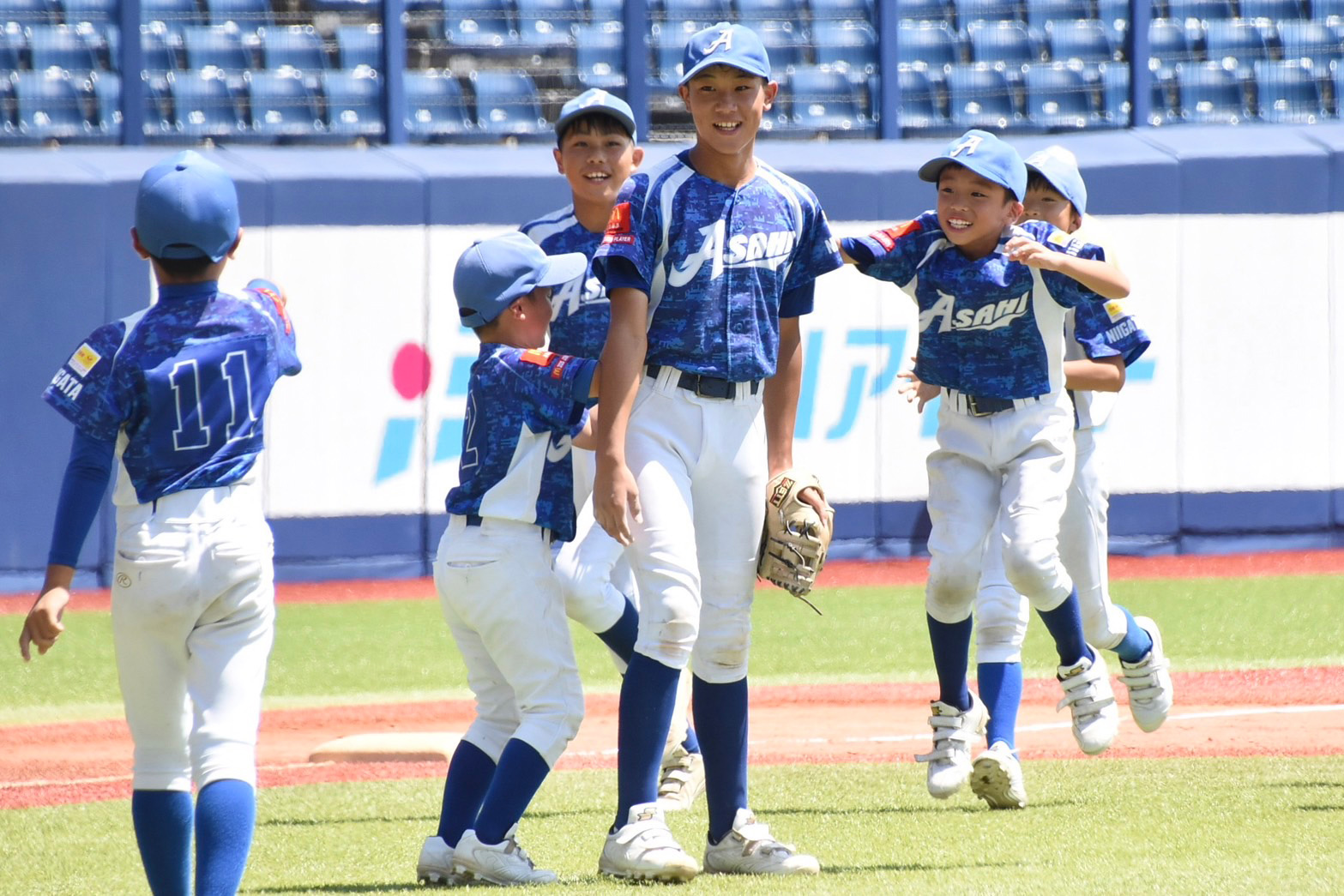 準々決勝で逆転勝利した旭スポーツ少年団ナイン【写真：川浪康太郎】