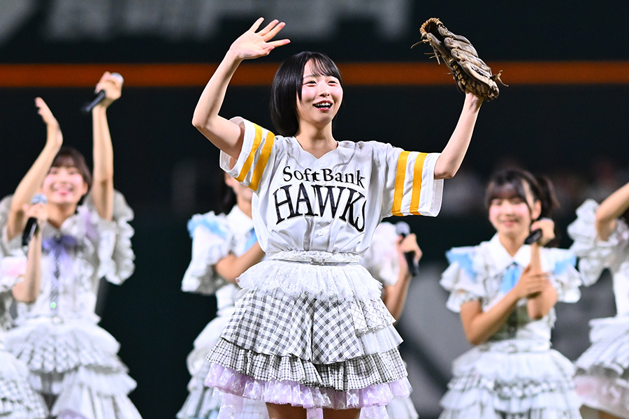 セレモニアルピッチに登場したHKT48の市村愛里さん【写真:古川剛伊】