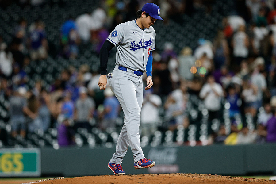試合後にマウンドを確認するドジャース・大谷翔平【写真：ロイター】