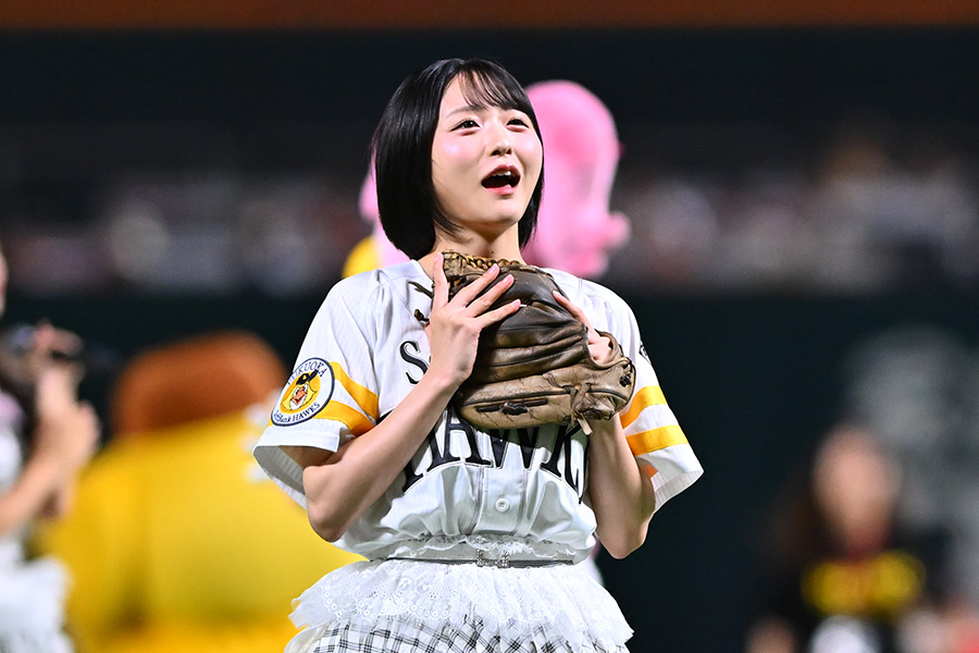 セレモニアルピッチに登場したHKT48の市村愛里さん【写真：古川剛伊】