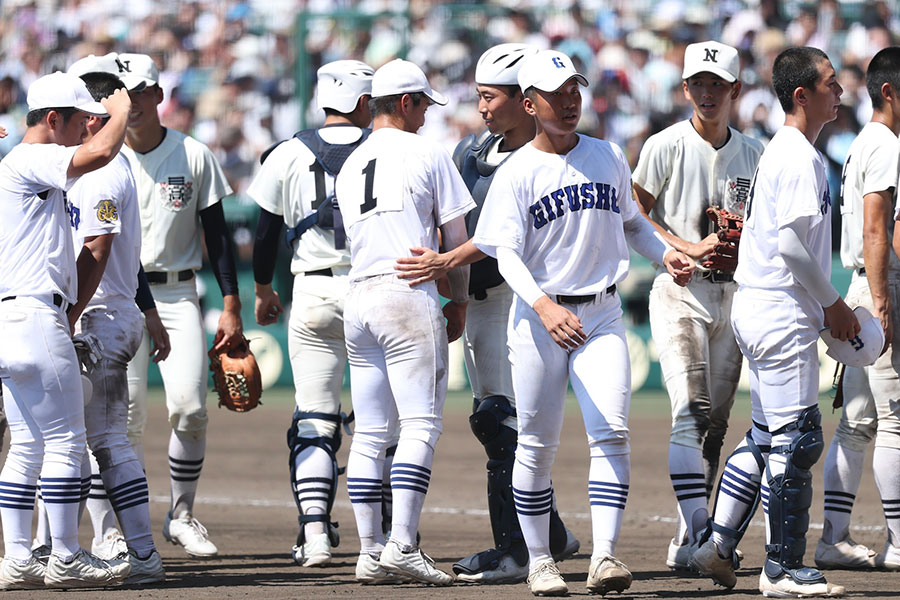 試合後、握手を交わす両ナイン【写真：加治屋友輝】