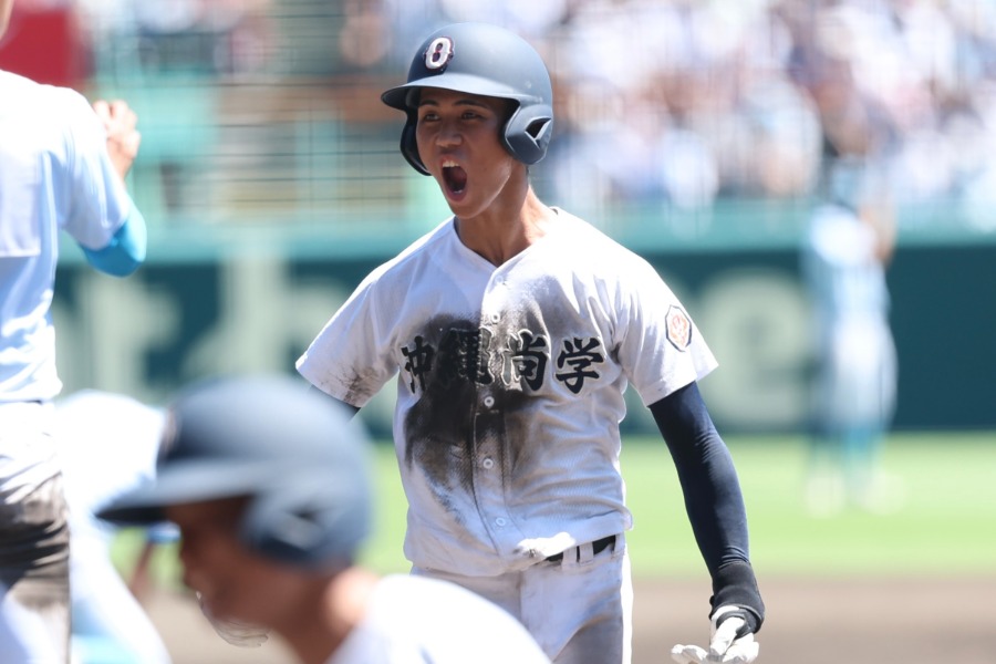 勝ち越し打を放った沖縄尚学・比嘉大登【写真:加治屋友輝】