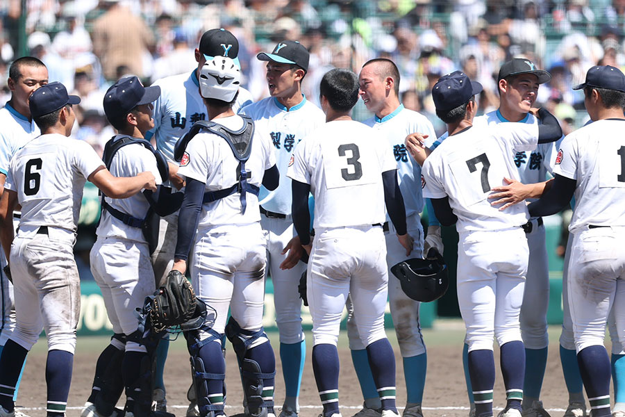 試合後の両校ナイン【写真:加治屋友輝】