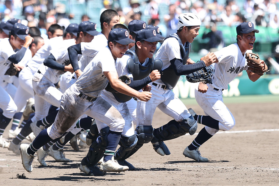 決勝に進出した沖縄尚学ナイン【写真:加治屋友輝】