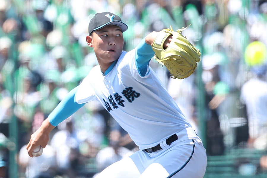 沖縄尚学戦で先発登板した山梨学院・菰田陽生【写真：加治屋友輝】