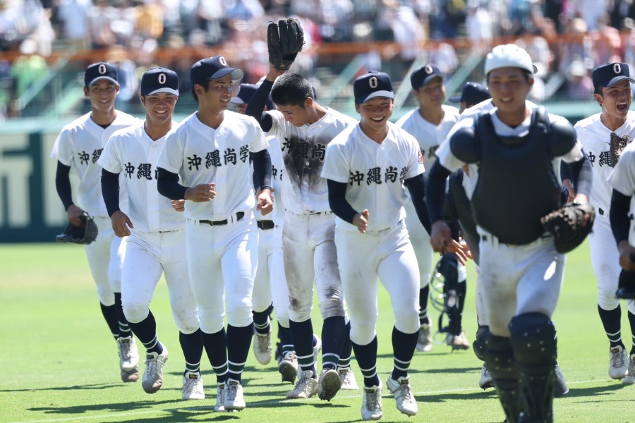 甲子園決勝進出を決めた沖縄尚学ナイン【写真:加治屋友輝】