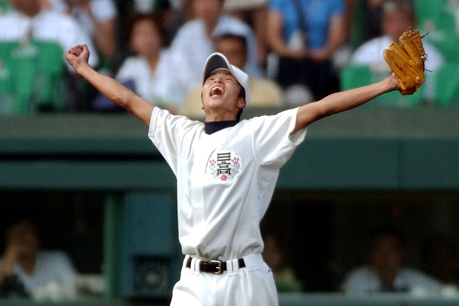 日大三高時代の2001年、夏の甲子園を制した近藤一樹氏【写真提供:産経新聞社】