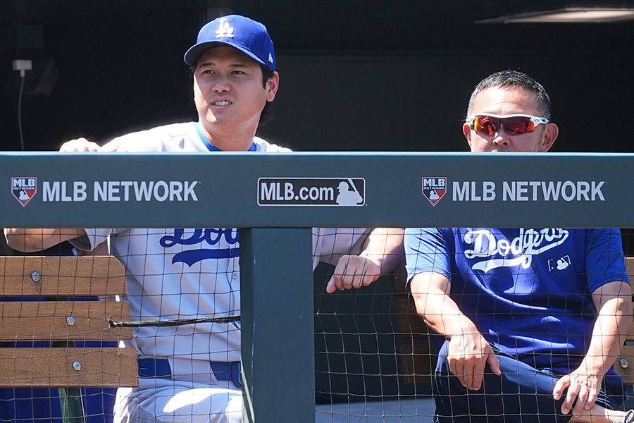 ロッキーズ戦をベンチから見守るドジャース・大谷翔平【写真：アフロ】