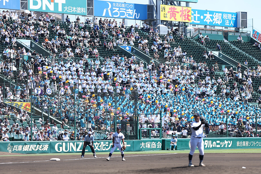 応援に駆け付けた山梨学院スタンド【写真:加治屋友輝】