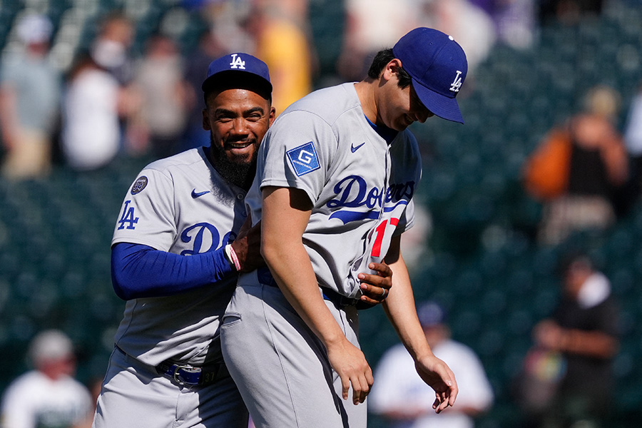 試合後にじゃれ合う大谷翔平（右）とテオスカー・ヘルナンデス【写真：ロイター】