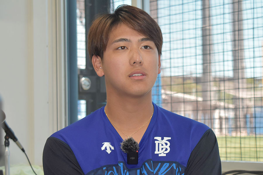 インタビューに応えるDeNA・深沢鳳介【写真：編集部】