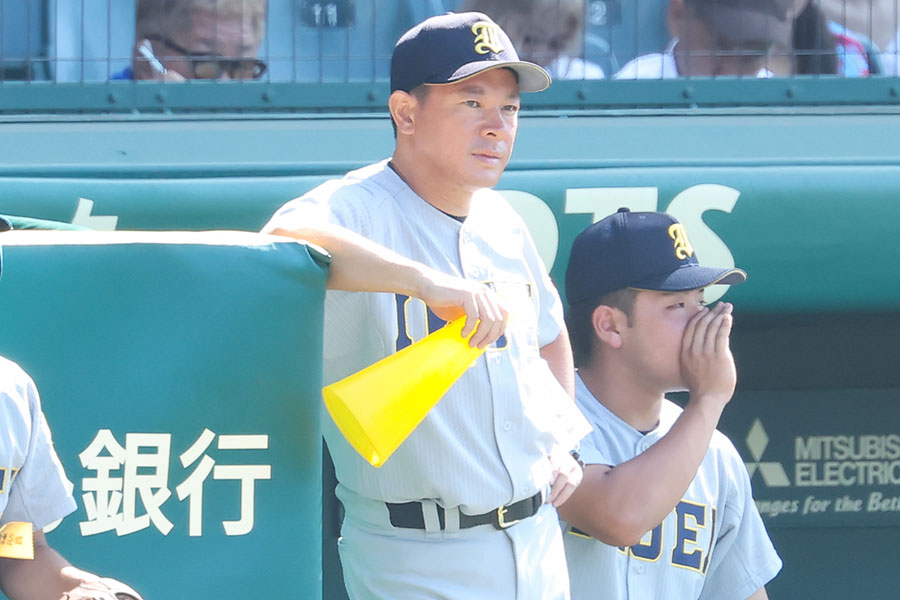 仙台育英・須江航監督【写真：加治屋友輝】