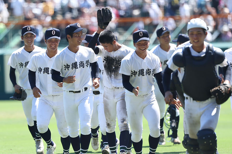 決勝進出を決めた沖縄尚学ナイン【写真:加治屋友輝】