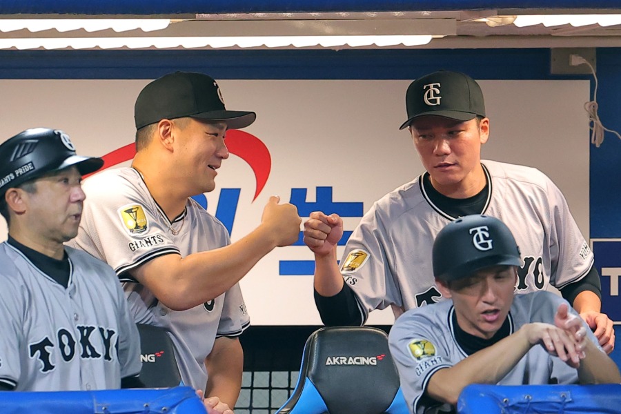 勝利直後、ベンチでグータッチを交わす田中将大(左)と坂本勇人【写真提供:産経新聞社】