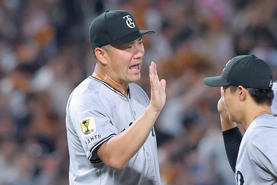 試合終了後、ナインとハイタッチを交わす巨人・田中将大【写真提供:産経新聞社】