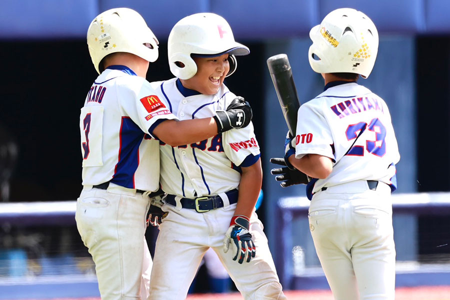 決勝で本塁打を放った伊勢田ファイターズ・夏山淳（中央）【写真：小池義弘】