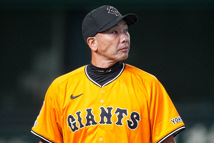 DeNA戦で指揮を執った巨人・阿部慎之助監督【写真:イワモトアキト】