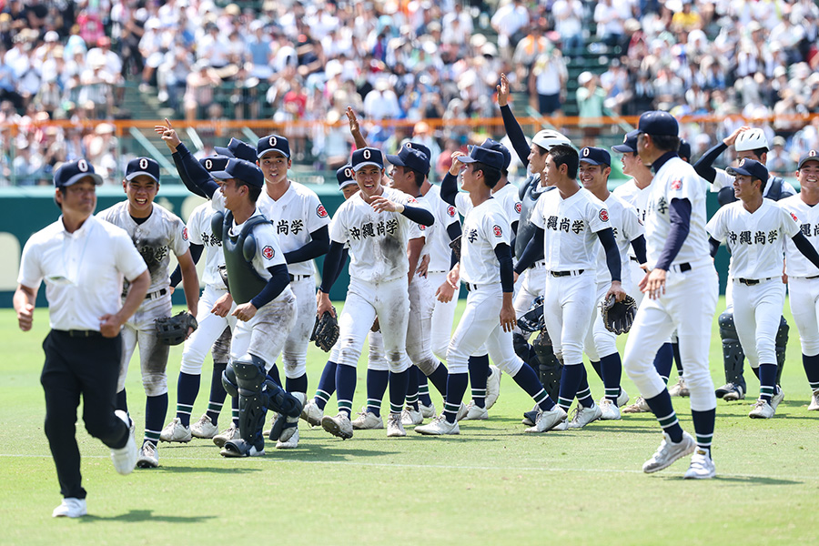 勝利を分かち合う沖縄尚学ナイン【写真：加治屋友輝】