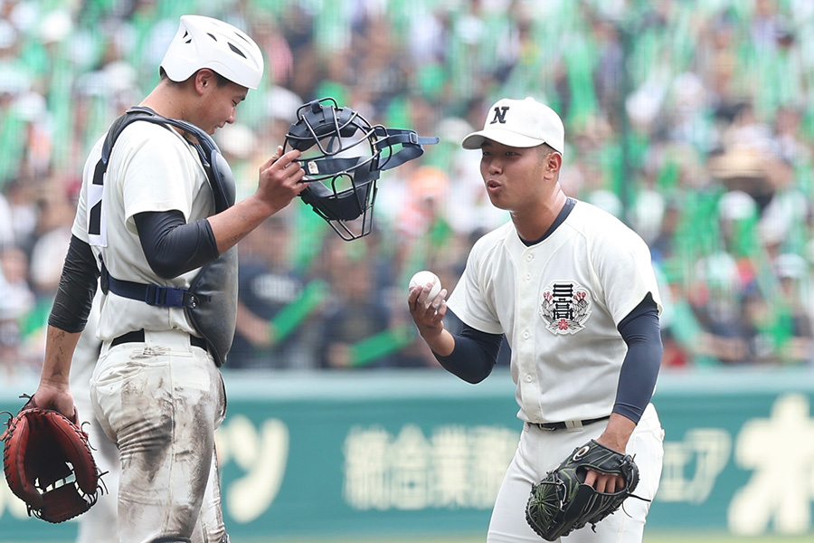 マウンド上で会話する日大三・近藤優樹【写真:加治屋友輝】
