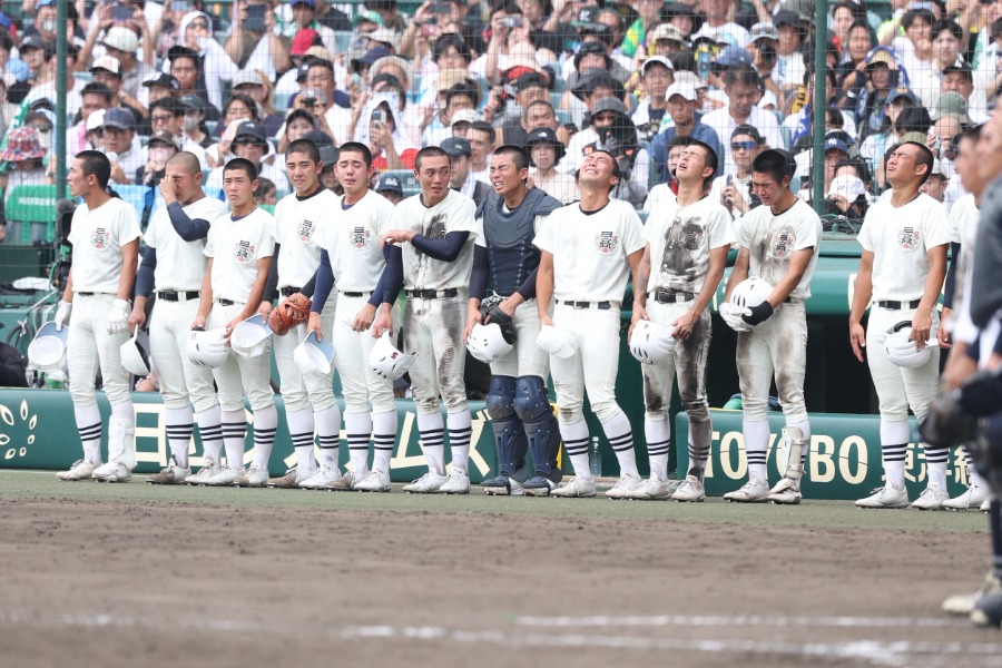 試合終了後、整列する日大三ナイン【写真：加治屋友輝】