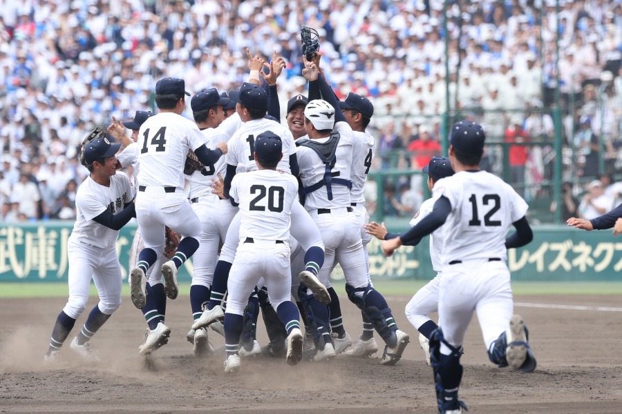 優勝に喜ぶ沖縄尚学ナイン【写真：加治屋友輝】
