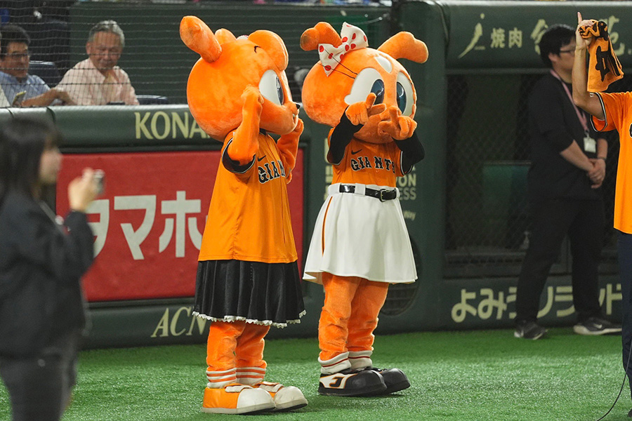 巨人球団マスコットのシスタージャビット（左）とキッズジャビット【写真：小林靖】