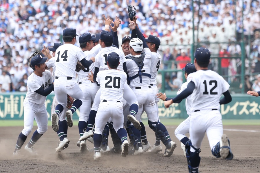 夏の甲子園を制した沖縄尚学ナイン【写真:加治屋友輝】